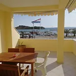 Buco Seafront & Fastfood Apartment *
