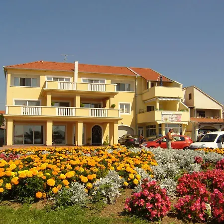 Buco Seafront & Fastfood * Pakoštane