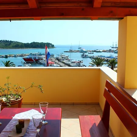 Buco Seafront & Fastfood Apartament Pakoštane