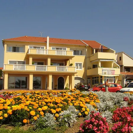 Buco Seafront & Fastfood Appartement Pakoštane