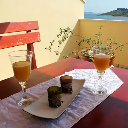 Buco Seafront & Fastfood Appartement Pakoštane