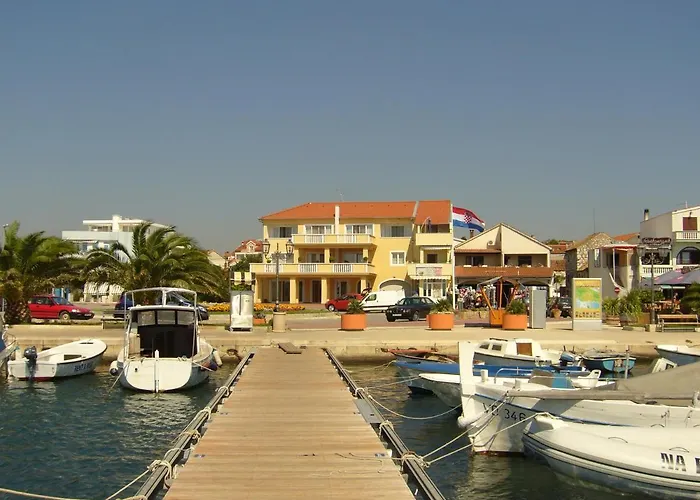 Buco Seafront & Fastfood *