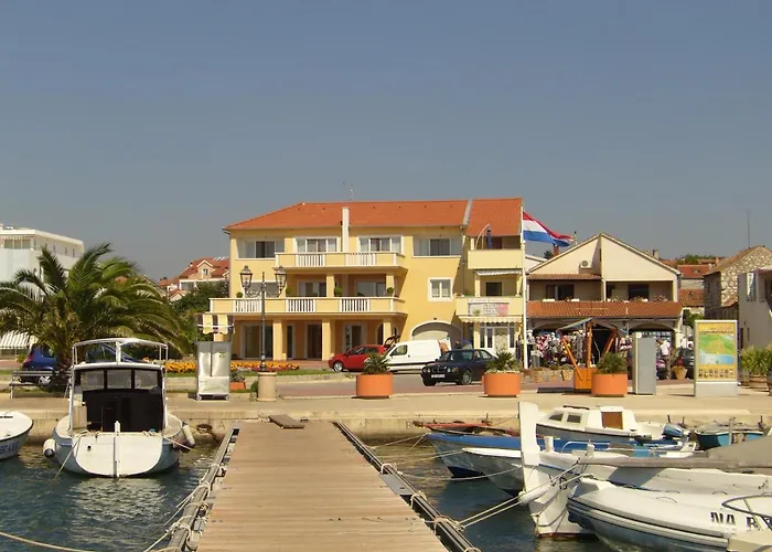 Buco Seafront & Fastfood Пакоштане